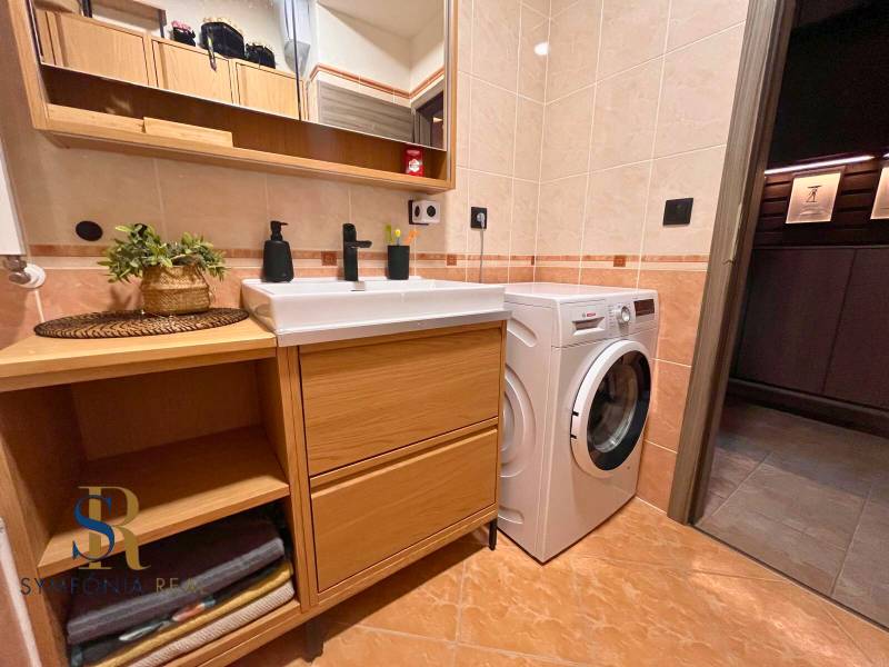 2-izbový byt v Pezinku s vlastným parkovaním - REZERVOVANÉ - Kúpeľňa v 2-izbovom byte s práčkou, skrinkou, umývadlom a zrkadlom.