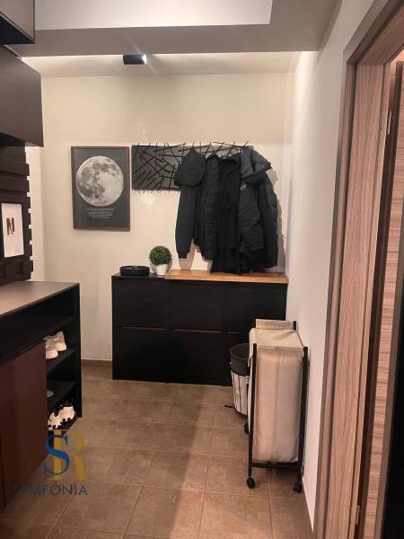 2-izbový byt v Pezinku s vlastným parkovaním - REZERVOVANÉ - Predsieň v 2-izbovom byte s praktickým nábytkom a dekoráciou mesiaca na stene.