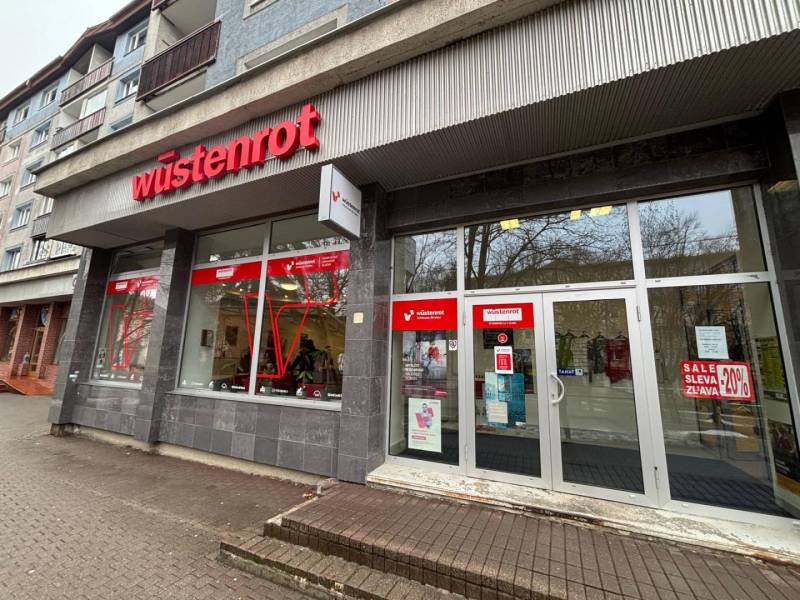 Exkluzívne - Obchodný priestor na prenájom v centre mesta Poprad - Obchodné priestory v Poprade s nápisom 