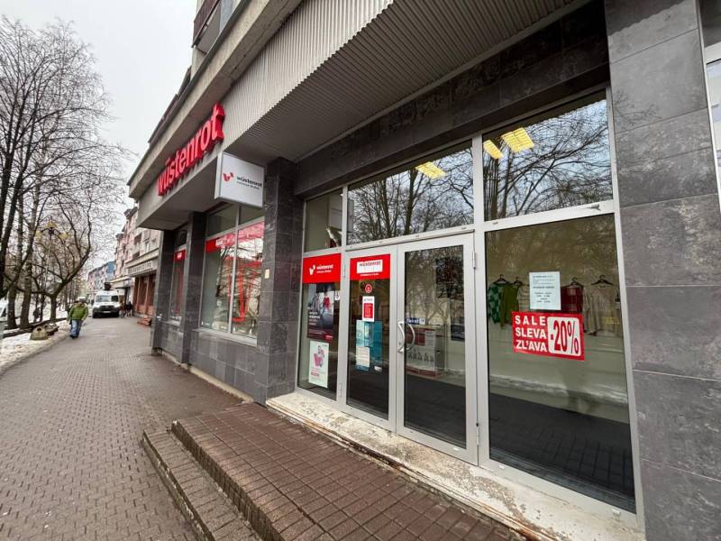 Exkluzívne - Obchodný priestor na prenájom v centre mesta Poprad - Obchodné priestory v Poprade s veľkými sklenenými výkladmi, obsahujú reklamu na zľavy.