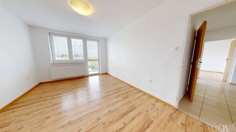 Na prenájom 2 izbový byt, Dežerice - Izba so svetlými stenami a podlahou s dreveným dekorom v 2-izbovom byte.