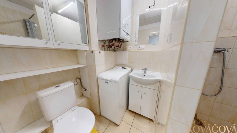 Na prenájom 2 izbový byt, Dežerice - Kúpeľňa v 2-izbovom byte s práčkou, umývadlom a toaletou v svetlých odtieňoch.