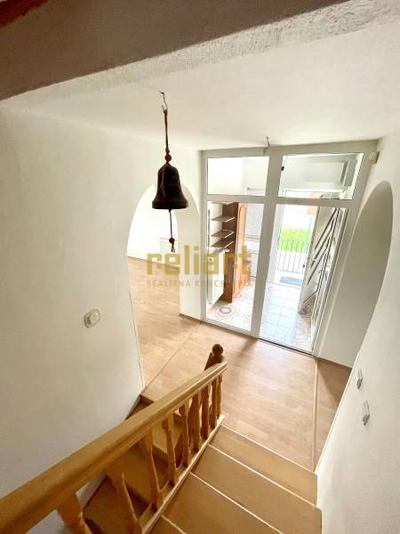 Záhorská Bystrica: Predaj domu kombinácia bývanie/podnikanie - Schodisko s podlahou s dreveným dekorom, vstupné dvere a zvonček v rodinnom dome.