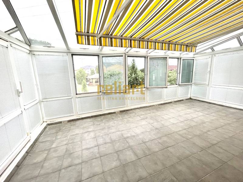 Záhorská Bystrica: Predaj domu kombinácia bývanie/podnikanie - Zimná záhrada v rodinnom dome s veľkými oknami a žltými pruhovanými roletami.