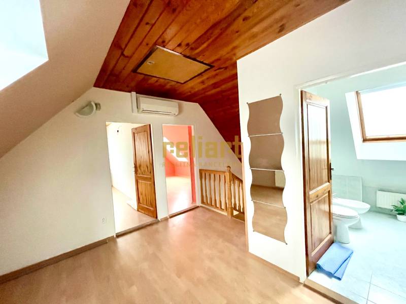 Záhorská Bystrica: Predaj domu kombinácia bývanie/podnikanie - Interiér rodinného domu s podlahou s dreveným dekorom a strešným oknom.