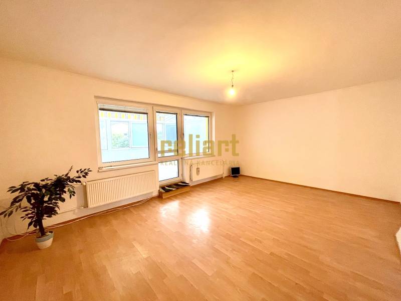 Záhorská Bystrica: Predaj domu kombinácia bývanie/podnikanie - Izba v rodinnom dome s podlahou s dreveným dekorom a veľkými oknami.