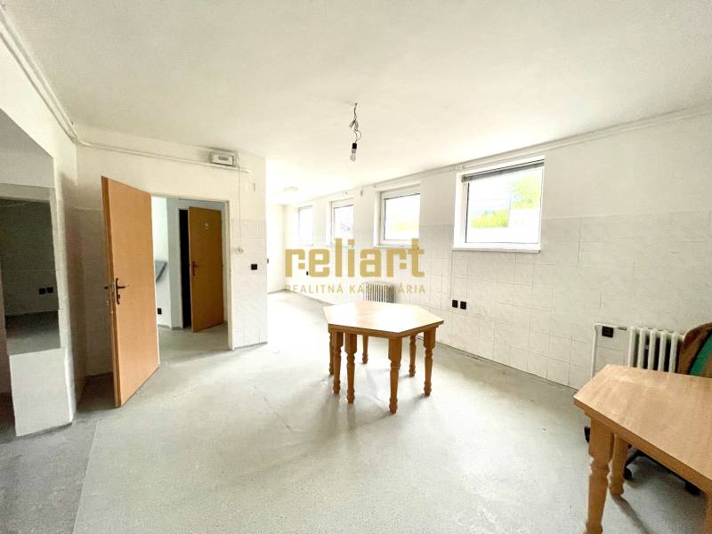 Záhorská Bystrica: Predaj domu kombinácia bývanie/podnikanie - Interiér rodinného domu s prázdnou miestnosťou, stolmi a bielymi stenami.