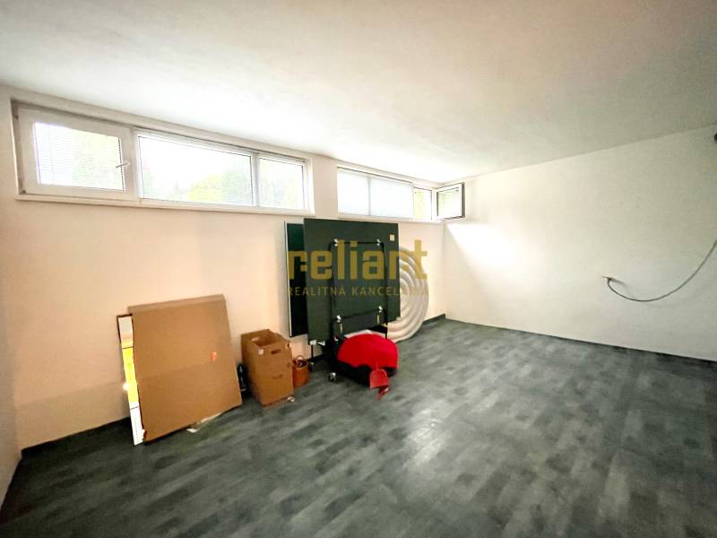 Záhorská Bystrica: Predaj domu kombinácia bývanie/podnikanie - Izba v rodinnom dome s podlahou s dreveným dekorom, oknami a kartónovými krabicami.