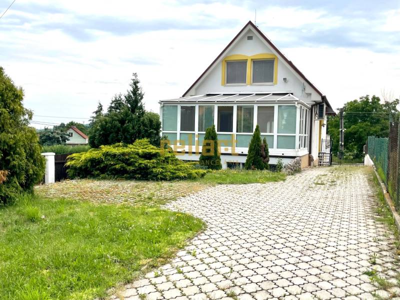 Záhorská Bystrica: Predaj domu kombinácia bývanie/podnikanie - Rodinný dom na Pútnickej ulici v Bratislava - Záhorská Bystrica s presklenou verandou.