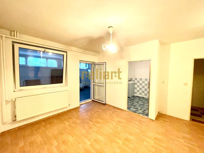 Záhorská Bystrica: Predaj domu kombinácia bývanie/podnikanie - Interiér rodinného domu s podlahou s dreveným dekorom, výhľadom na izbu a kúpeľňu.