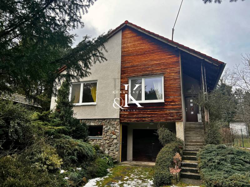 Predaj rekreačná chata s pozemkom, garážou a saunou Modra, Harmónia - Chata v Modre s dreveným obkladom a garážou, obklopená zeleňou.