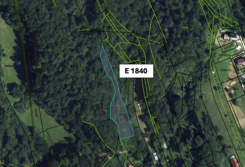 Malachov – 1.140 m2 POZEMKY v pozemkových úpravách - Letecký pohľad na Poľnohospodárske a lesné pozemky v Malachove so zobrazenými parcelami.