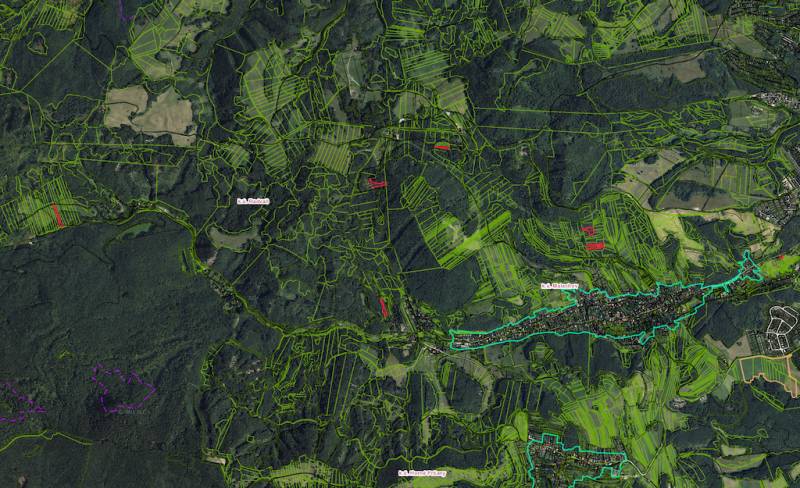 Malachov – 1.140 m2 POZEMKY v pozemkových úpravách - Letecký pohľad na poľnohospodárske a lesné pozemky v okolí Malachova.
