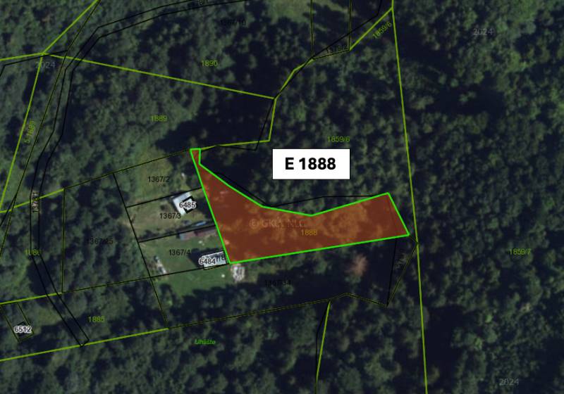 Malachov – 1.140 m2 POZEMKY v pozemkových úpravách - Letecký pohľad na poľnohospodárske a lesné pozemky v Malachove, s vyznačeným pozemkom E 1888.