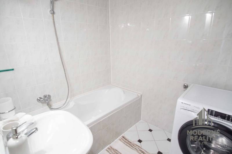 Na prenájom veľký 4-izbový byt s balkónom, garážou a záhradou, Kolta – - Kúpeľňa so sprchovou vaňou, umývadlom a práčkou v 4-izbovom byte.