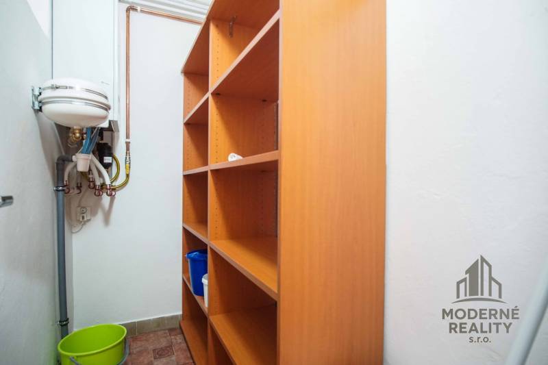 Na prenájom veľký 4-izbový byt s balkónom, garážou a záhradou, Kolta – - Úložný priestor s policami a umývadlom v 4-izbovom byte.