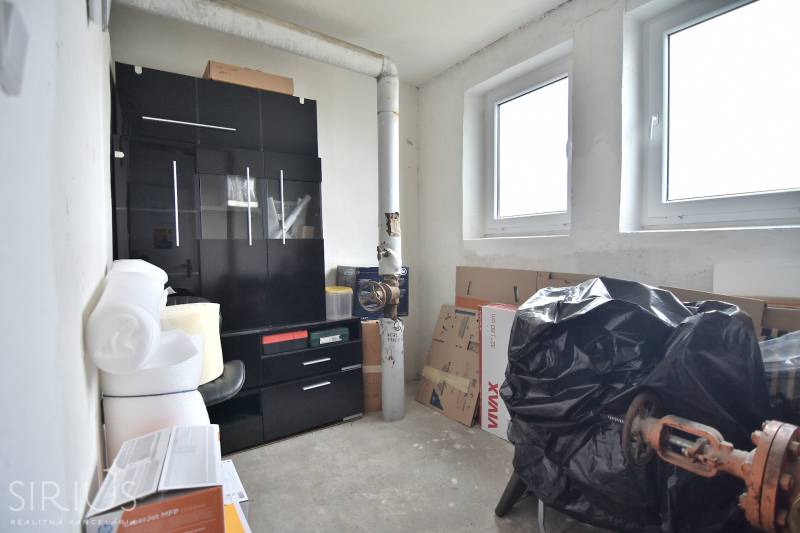 ŠTÚROVA, 3-i byt, 75 m2 – komplet rekonštrukcia, vlastné parkovanie - Úložný priestor v 3-izbovom byte s veľkou čiernou skriňou a kartónmi.