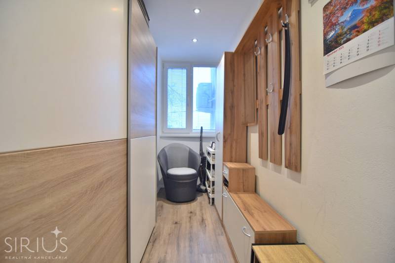 ŠTÚROVA, 3-i byt, 75 m2 – komplet rekonštrukcia, vlastné parkovanie - Úzka predsieň v 3-izbovom byte s vešiakovou stenou a podlahou s dreveným dekorom.