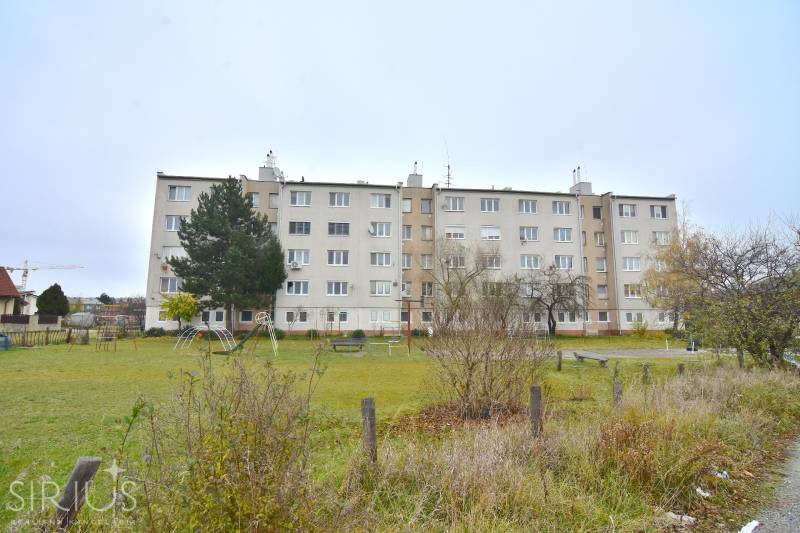 ŠTÚROVA, 3-i byt, 75 m2 – komplet rekonštrukcia, vlastné parkovanie - Bytový dom na Štúrovej ulici v Stupave so zeleným dvorom a vybavením pre deti.