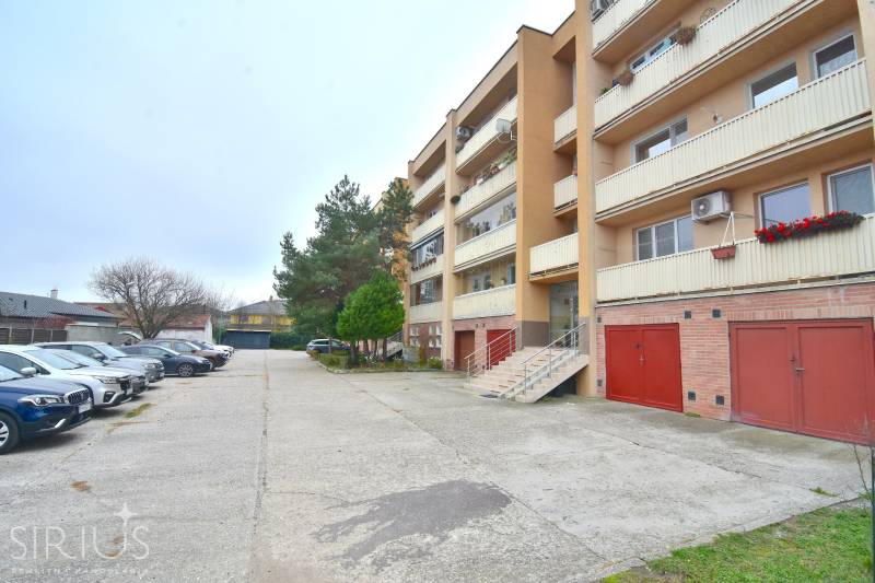 ŠTÚROVA, 3-i byt, 75 m2 – komplet rekonštrukcia, vlastné parkovanie - Bytový dom s parkoviskom na Štúrovej ulici v Stupave, vhodný pre 3-izbový byt.