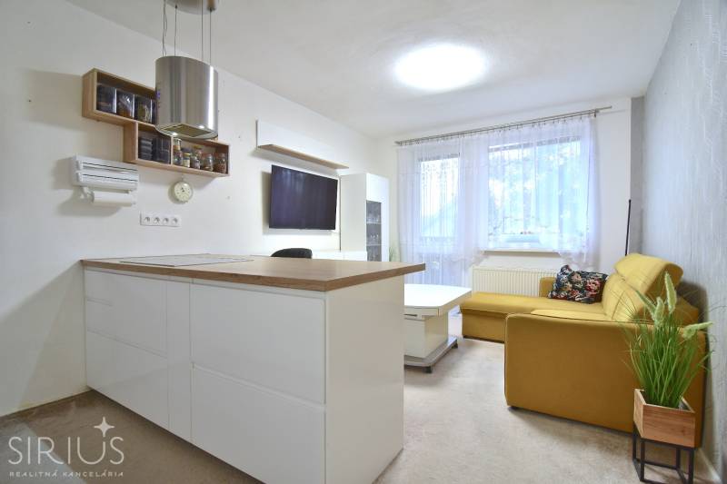 ŠTÚROVA, 3-i byt, 75 m2 – komplet rekonštrukcia, vlastné parkovanie - Obývacia časť 3-izbového bytu s kuchynským ostrovčekom a žltou sedačkou.