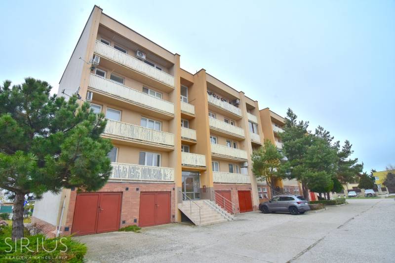 ŠTÚROVA, 3-i byt, 75 m2 – komplet rekonštrukcia, vlastné parkovanie - Bytový dom na Štúrovej ulici v Stupave s 3-izbovým bytom, parkoviskom a stromami.