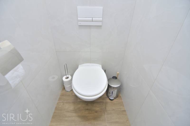 ŠTÚROVA, 3-i byt, 75 m2 – komplet rekonštrukcia, vlastné parkovanie - Toaleta s obkladmi a podlahou s dreveným dekorom v 3-izbovom byte.