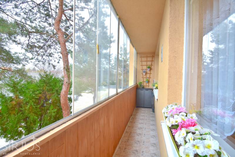 ŠTÚROVA, 3-i byt, 75 m2 – komplet rekonštrukcia, vlastné parkovanie - Balkón s kvetmi v 3-izbovom byte na Štúrovej ulici v Stupave.