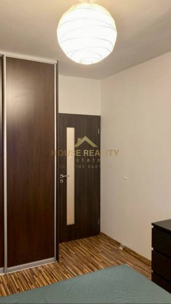 Prenájom 3 izbový byt, ulica Jána Poničana, BA IV. Devínska Nová Ves - Interiér s tmavým vstavaným šatníkom, dverami a podlahou s dreveným dekorom v 3-izbovom byte.