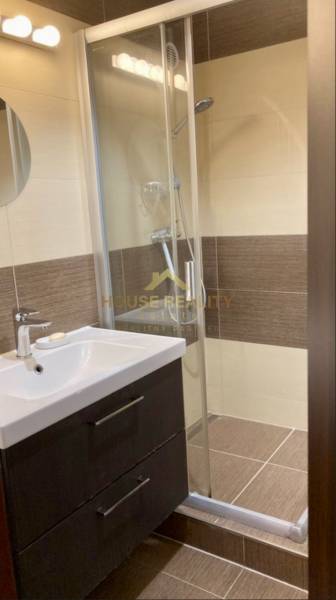 Prenájom 3 izbový byt, ulica Jána Poničana, BA IV. Devínska Nová Ves - Kúpeľňa s umývadlom, sprchovým kútom a hnedými stenovými obkladmi v 3-izbovom byte.