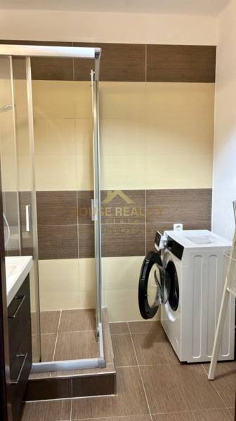 Prenájom 3 izbový byt, ulica Jána Poničana, BA IV. Devínska Nová Ves - Kúpeľňa so sprchovým kútom a práčkou v 3-izbovom byte.