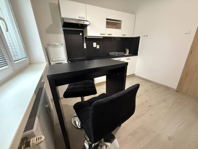 Ponúkame Vám do prenájmu 1 – izbový byt s balkónom v centre Martina - Kuchyňa so sedením a podlahou s dreveným dekorom v 1-izbovom byte.