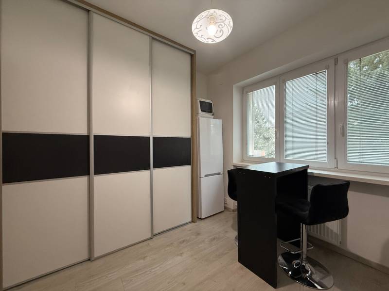 Ponúkame Vám do prenájmu 1 – izbový byt s balkónom v centre Martina - Zariadenie 1-izbového bytu, posuvná skriňa, vysoká chladnička, stôl s dvoma stoličkami.