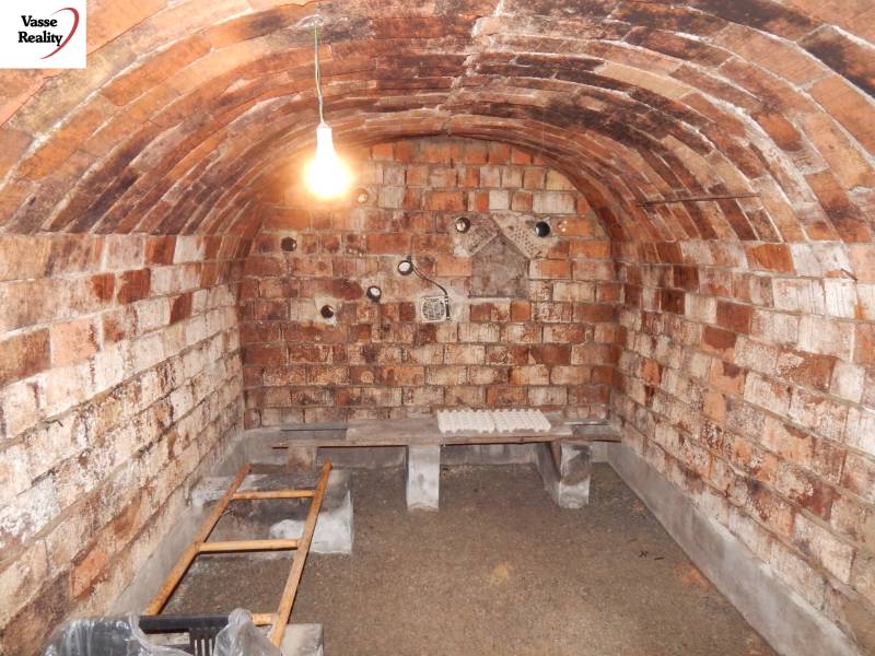  Na predaj 3 izbový dom v Kravanoch nad Dunajom s garážou . - Pivnica s tehlovými stenami a oblúkovým stropom v rodinnom dome.
