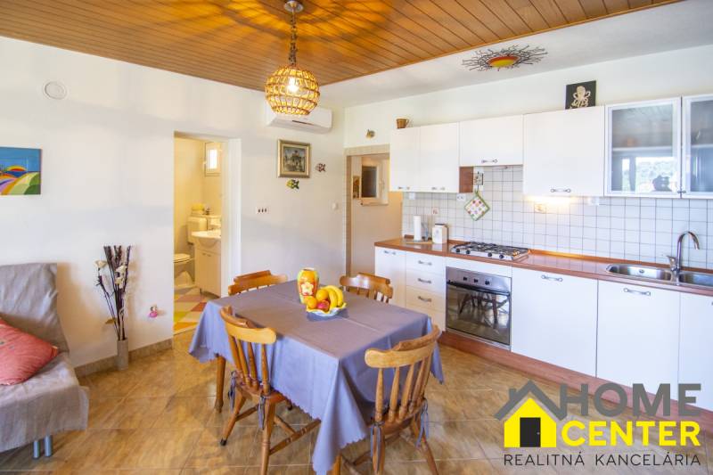 Na predaj krásny priestranný dom / 101 m²/ výhľadom na more  Čiovo - Kuchyňa v Rekreačnom apartmáne s podlahou s dreveným dekorom a jedálenským kútom.