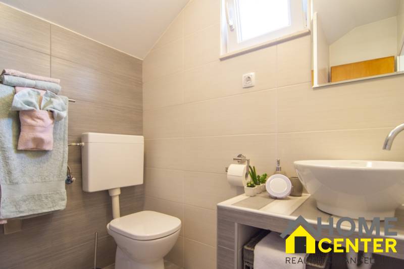 Na predaj krásny priestranný dom / 101 m²/ výhľadom na more  Čiovo - Kúpeľňa v Rekreačnom apartmáne so sprchou, umývadlom, toaletou a drobnými dekoráciami.