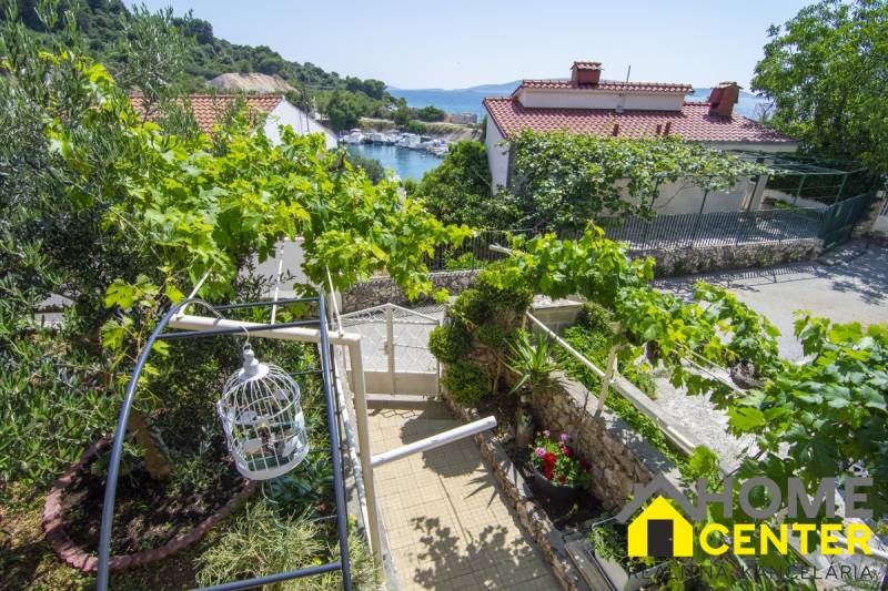 Na predaj krásny priestranný dom / 101 m²/ výhľadom na more  Čiovo - Rekreačný apartmán na ostrove Čiovo s výhľadom na more a zelené okolie.