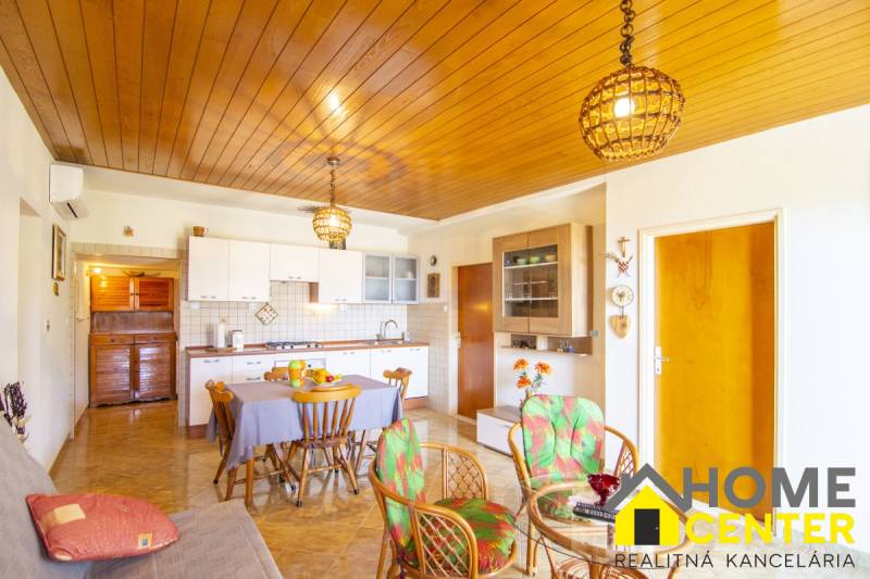 Na predaj krásny priestranný dom / 101 m²/ výhľadom na more  Čiovo - Rekreačný apartmán s kuchyňou, jedálenským stolom a podlahou s dreveným dekorom.