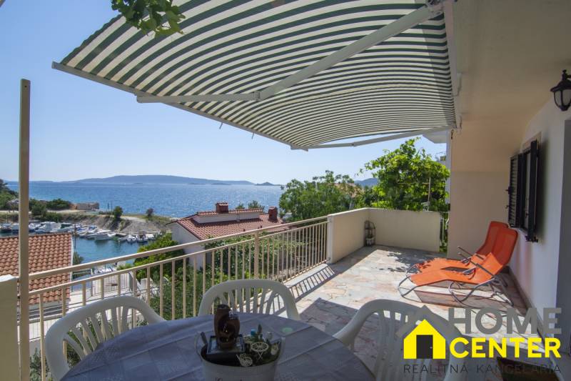 Na predaj krásny priestranný dom / 101 m²/ výhľadom na more  Čiovo - Terasa rekreačného apartmánu v Čiove s výhľadom na more.