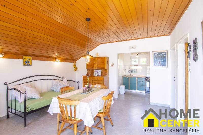 Na predaj krásny priestranný dom / 101 m²/ výhľadom na more  Čiovo - Rekreačný apartmán s podlahou s dreveným dekorom, jedálenským stolom a kuchyňou.