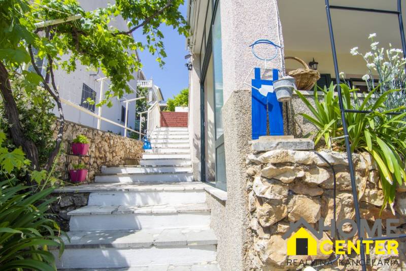 Na predaj krásny priestranný dom / 101 m²/ výhľadom na more  Čiovo - Schody a zeleň vedúce k rekreačnému apartmánu v Čiove, obklopené rastlinami.