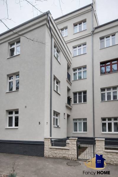 PRENÁJOM 2 izb byt Bratislava-Nové mesto Pri starej prachárni - Bytový dom na ulici Pri starej prachárni v Bratislave, Jurajov dvor.