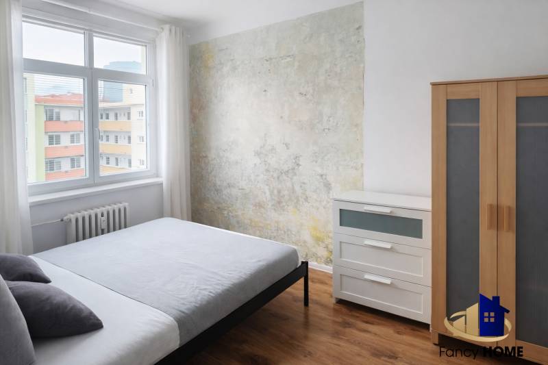 PRENÁJOM 2 izb byt Bratislava-Nové mesto Pri starej prachárni - Spálňa v 2-izbovom byte s dreveným dekorom a originálnou stenou.