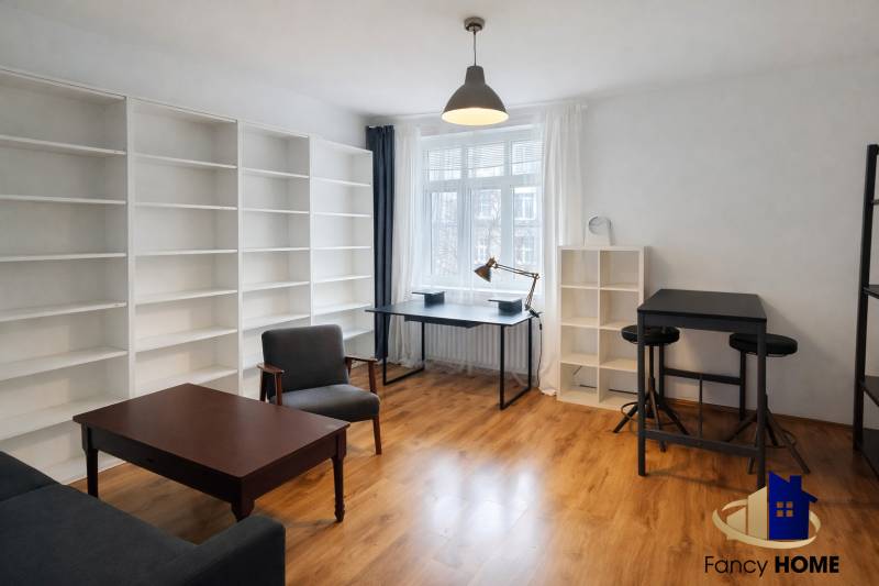 PRENÁJOM 2 izb byt Bratislava-Nové mesto Pri starej prachárni - Interiér 2-izbového bytu s podlahou s dreveným dekorom, veľkými policami a moderným nábytkom.