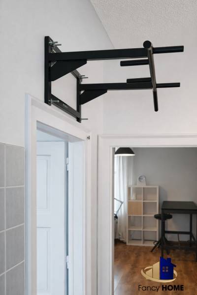 PRENÁJOM 2 izb byt Bratislava-Nové mesto Pri starej prachárni - Hrazda na stene, v pozadí miestnosť s podlahou s dreveným dekorom.