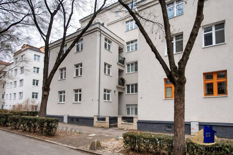 PRENÁJOM 2 izb byt Bratislava-Nové mesto Pri starej prachárni - Bytový dom v Bratislave na Jurajovom dvore, Pri starej prachárni. Štvorposchodová budova, stromy, chodník.