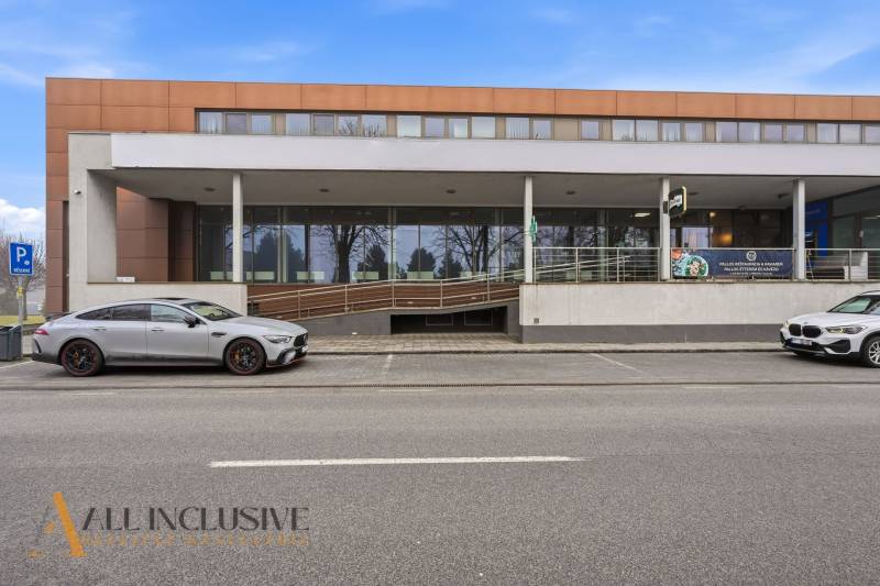 Na prenájom podnikateľský priestor, Topoľníky - Obchodné priestory v Topoľníkoch s modernou budovou a parkovaním pred vchodom.