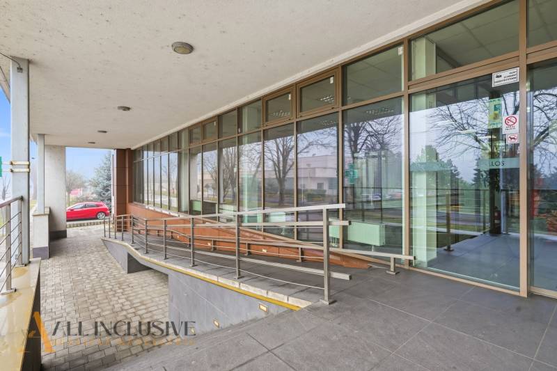 Na prenájom podnikateľský priestor, Topoľníky - Vstupné priestory obchodných priestorov v Topoľníkoch s rampou a prosklenou fasádou.