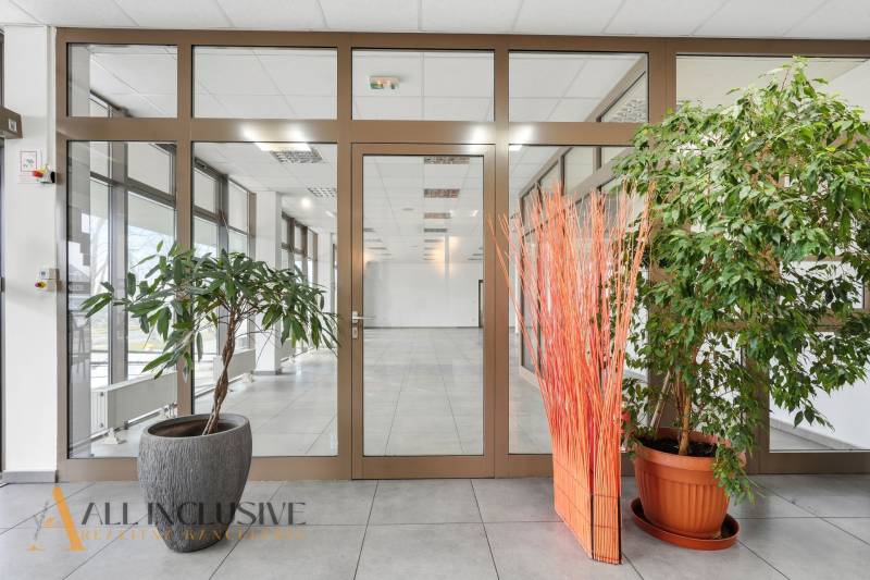 Na prenájom podnikateľský priestor, Topoľníky - Obchodné priestory s presklenými dverami, rastlinami a dekoratívnymi prvkami na podlahe.