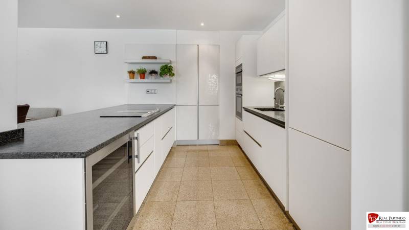 Novostavba 3 izbový byt, Palisády, 147 m2, výhľad, parkovanie, BA I - Kuchyňa s ostrovčekom a rastlinami na poličkách v 3-izbovom byte.